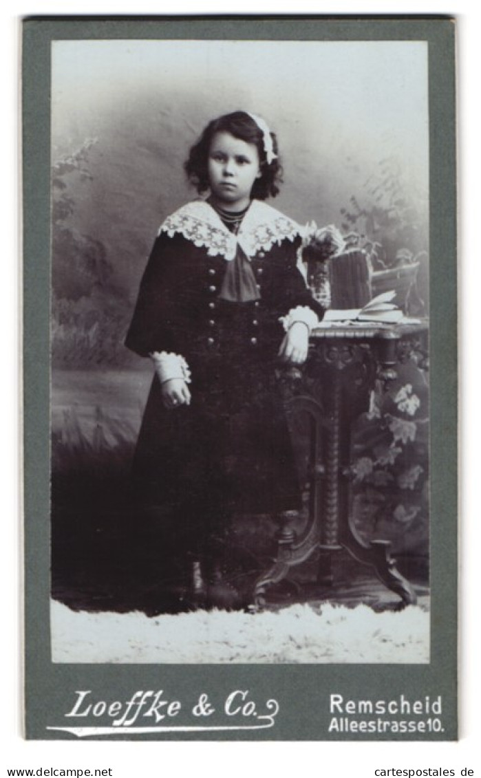 Fotografie Loeffke & Co., Remscheid, Alleestrasse 10, Portrait Kleines Mädchen In Hübscher Kleidung  - Anonymous Persons