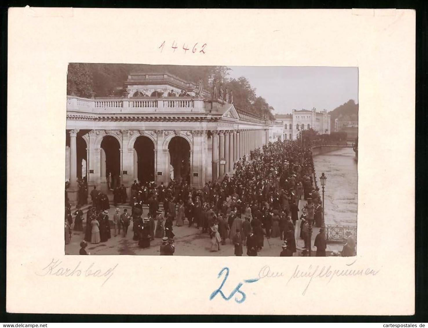 Fotografie Brück & Sohn Meissen, Ansicht Karlsbad, Kurgäste Am Mühlbrunnen Während Der Trinkzeit  - Places