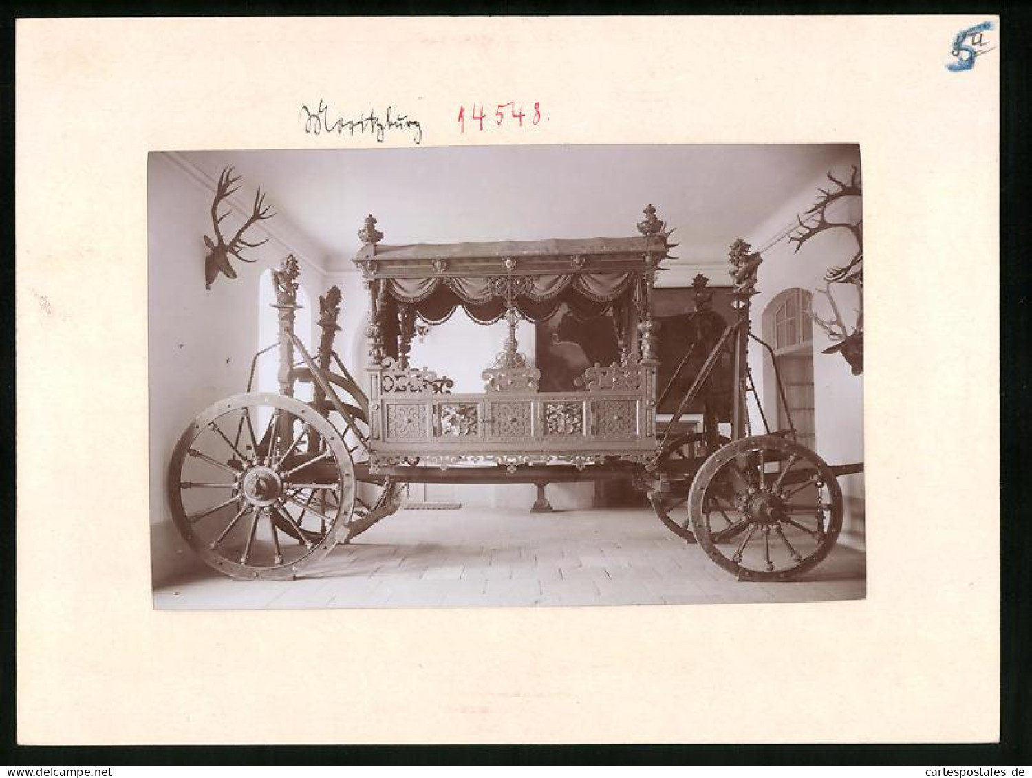 Fotografie Brück & Sohn Meissen, Ansicht Moritzburg, Jagdwagen Im Jagdschloss Moritzburg, Geweihe  - Orte