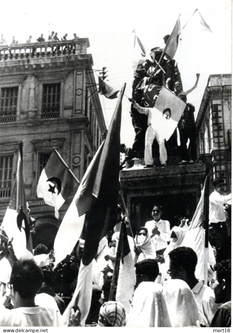 Photo 1962 - ALGER - Statue Du Maréchal Bugeaud Sous Les Drapeaux Algérie Guerre - Guerre, Militaire