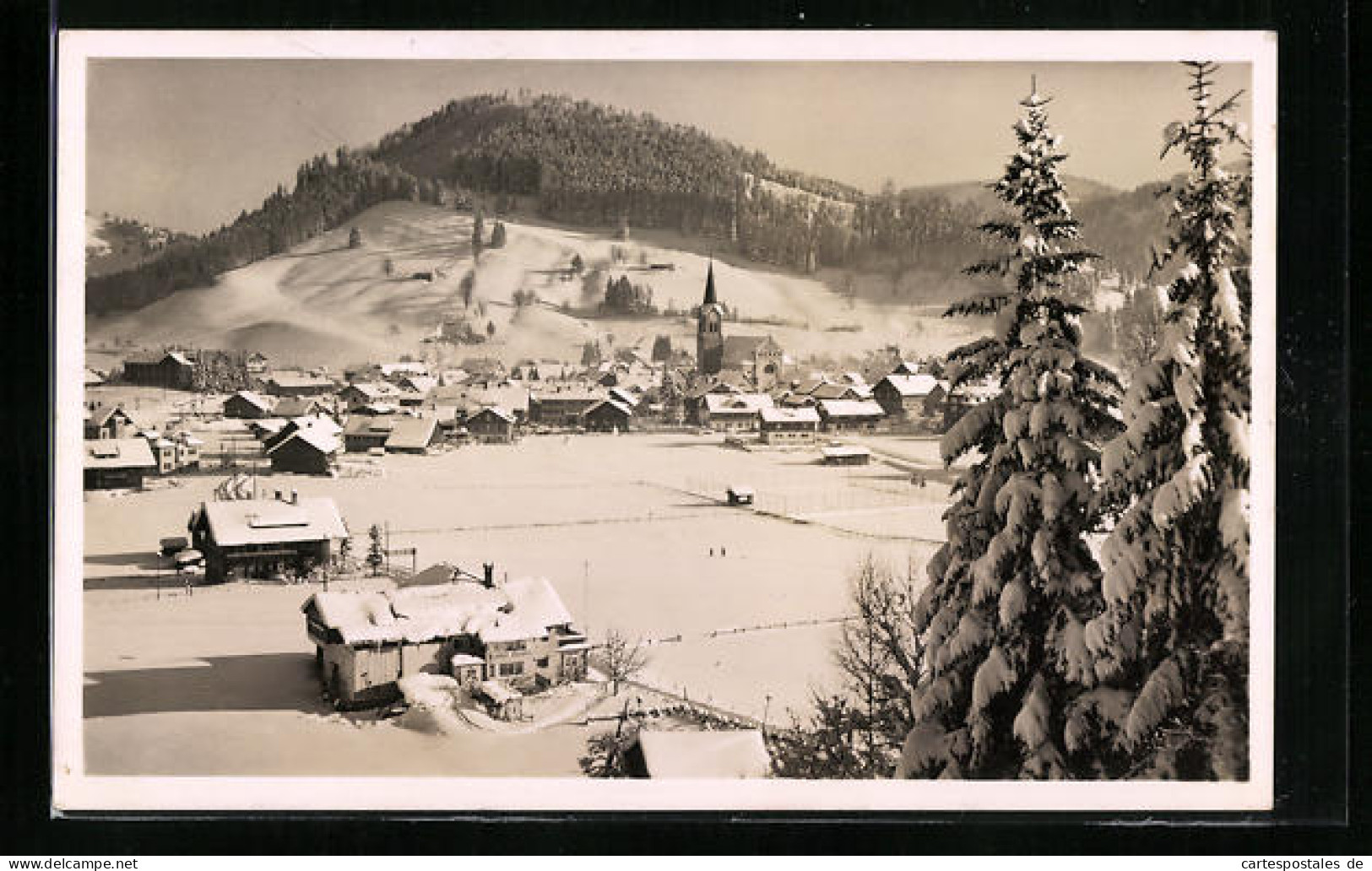 AK Oberstaufen Im Allgäu, Winterliche Ortsansicht Mit Staufen  - Oberstaufen