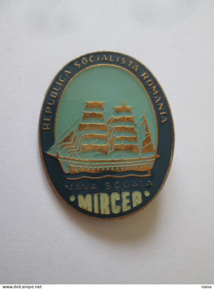 Roumanie Insigne Navire Ecole Mircea Vers 1980/Romania Mircea Training Ship 1980s Badge,size:36 X 29 Mm - Autres & Non Classés
