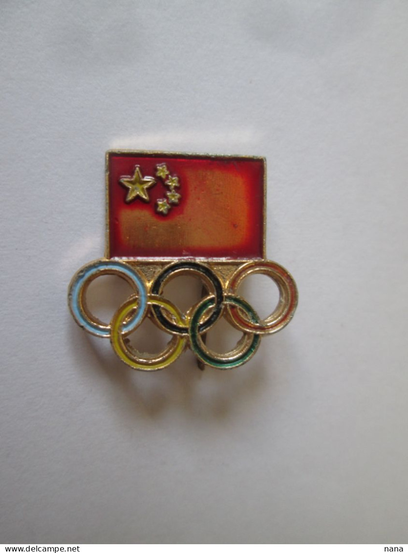 Chine Insigne Le Drapeau Des Jeux Olimp.vers 1970/China Badge The Flag Of The Olympic Games 1970s,size:20 X 19 Mm - Sonstige & Ohne Zuordnung