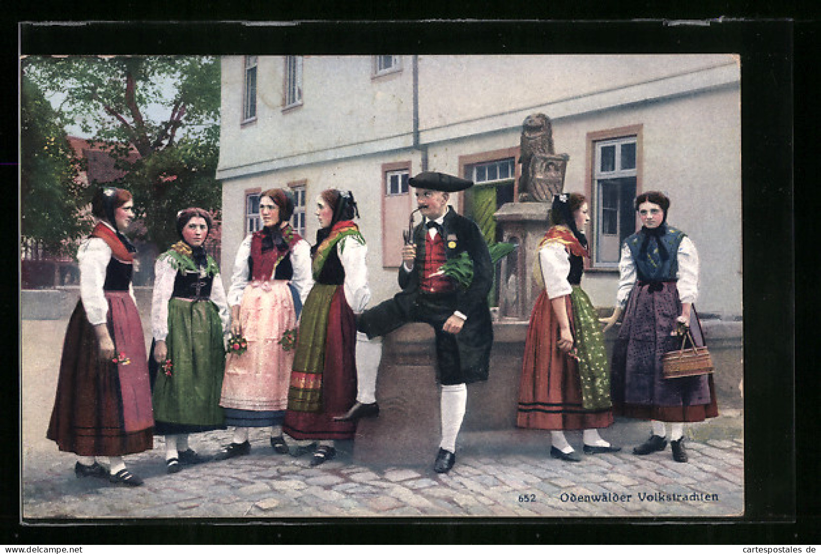 AK Odenwälder Volkstrachten, Herr Mit Tabakspfeife Und Frauen Am Brunnen  - Costumes