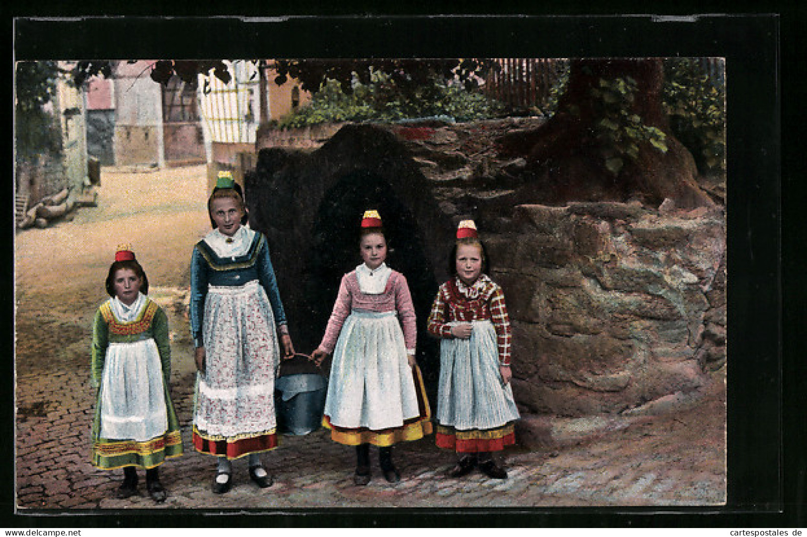 AK Hessische Trachten, Vier Mädchen Am Brunnen Vor Dem Tore  - Costumes