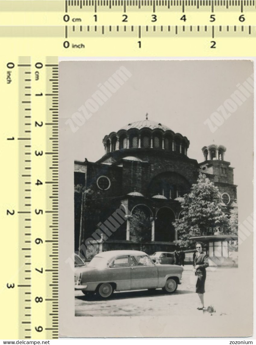 REAL PHOTO 1957 Woman On Street Sofia Bulgaria SOFIA  Alexander Nevsky Church, Car ORIGINAL VINTAGE SNAPSHOT - Personnes Anonymes