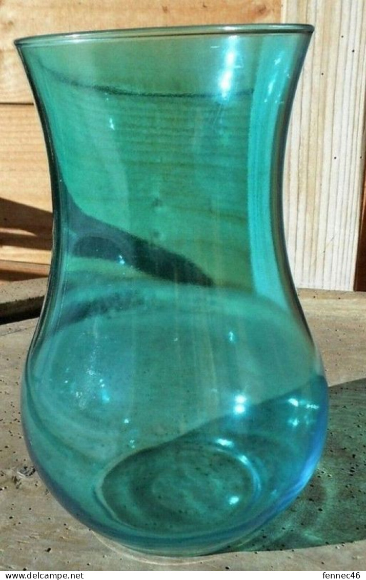 * Vase Bleuté, De Taille Moyenne,  En Verre - Très Belle Transparence - Vasen