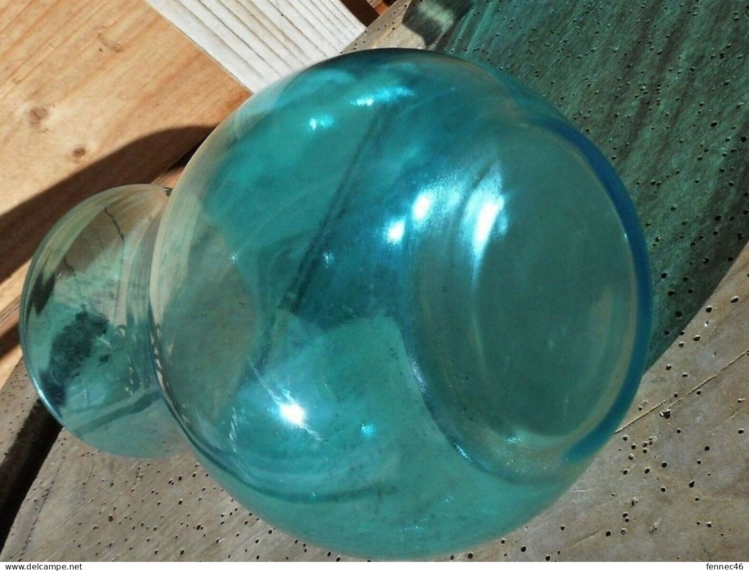 * Vase Bleuté, De Taille Moyenne,  En Verre - Très Belle Transparence - Vazen