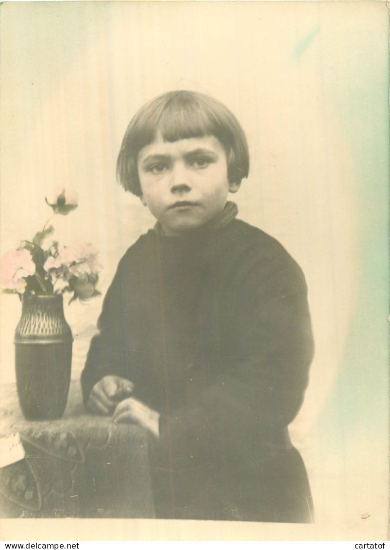 Photographie Artistique .  Enfant Au Vase - Non Classificati