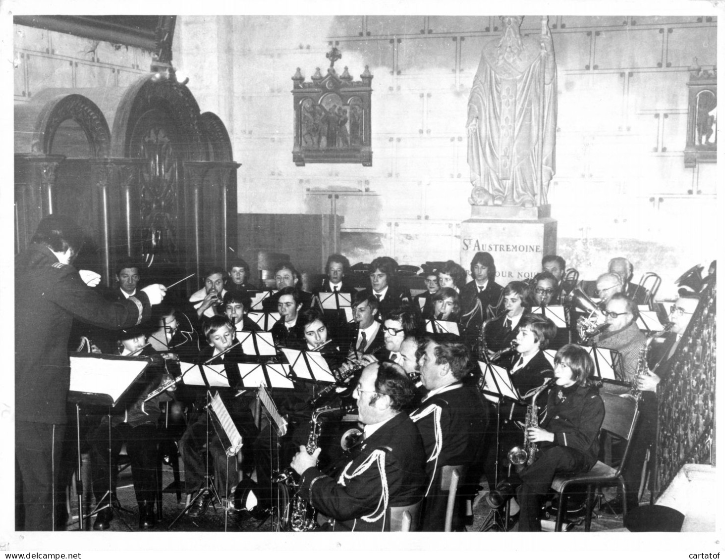 Grande Photographie Ensemble Musical Devant La Statue De Saint AUSTRMOINE - Non Classificati