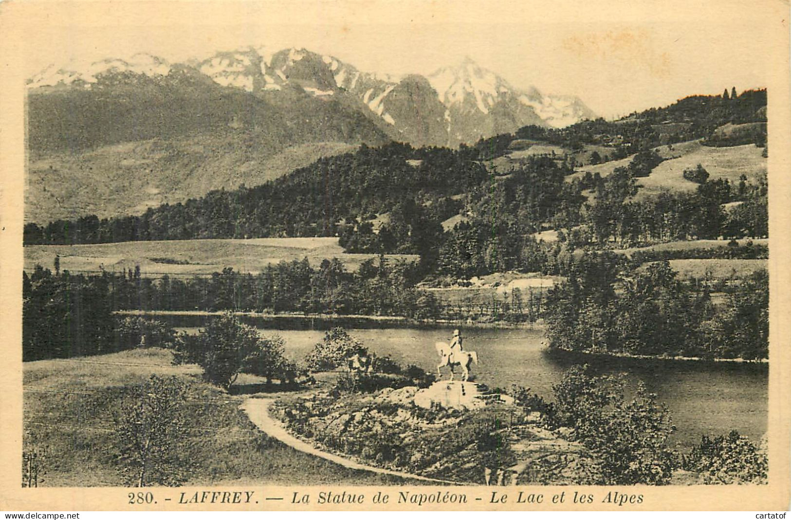 LAFFREY . La Statue De Napoléon . Le Lac Et Les Alpes . - Laffrey
