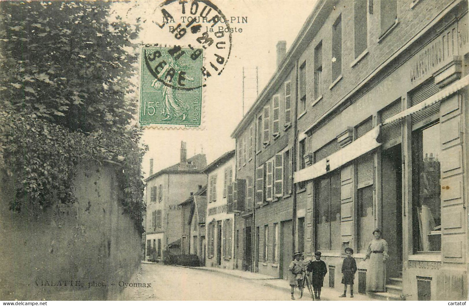 LA TOUR DU PIN .  Rue De La Poste .  CPA Animée . - La Tour-du-Pin