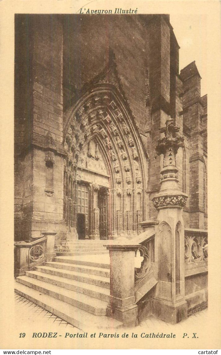 RODEZ . Portail Et Parvis De La Cathédrale - Rodez