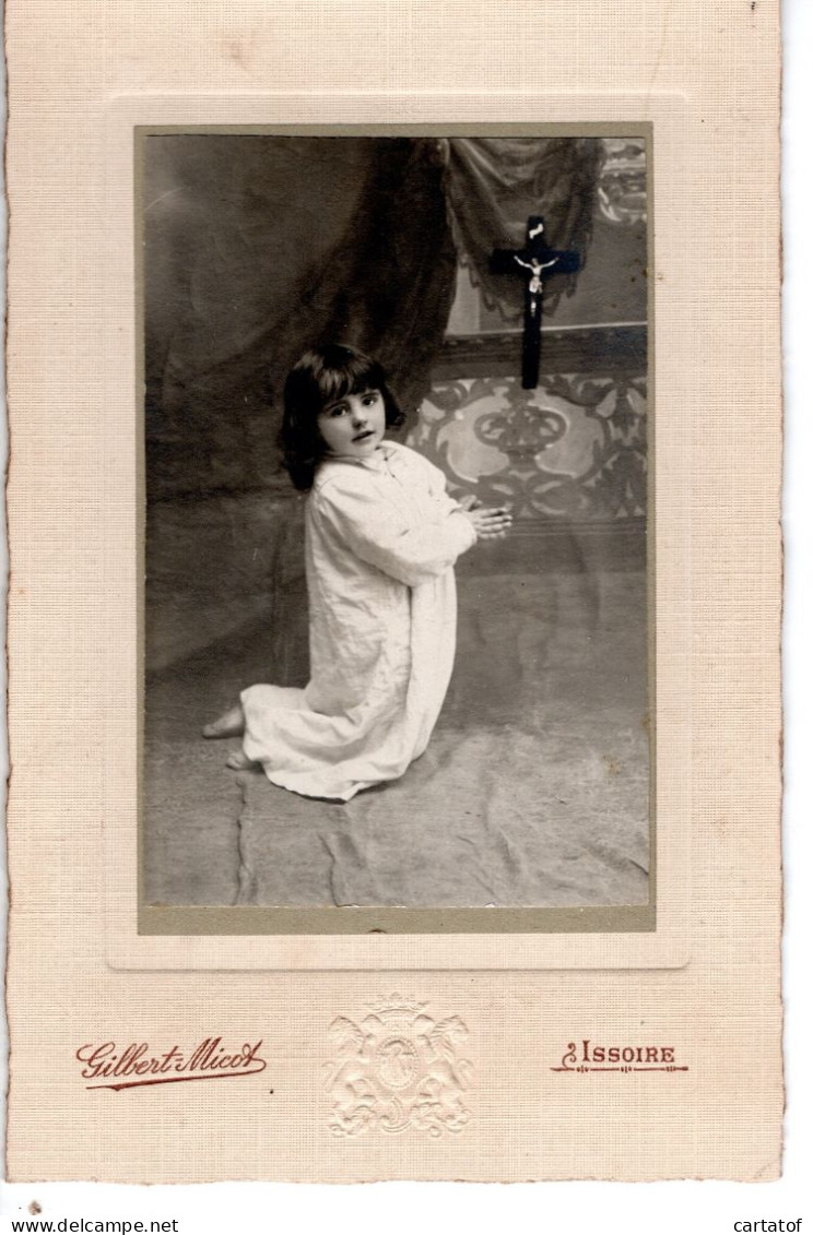 Photographie Enfant En Prière .  Gilbert MICOT à ISSOIRE - Non Classés