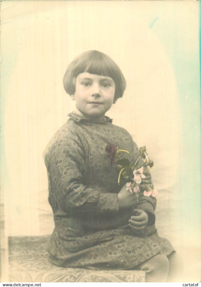Photographie Artistique .  Enfant Au Bouquet - Unclassified