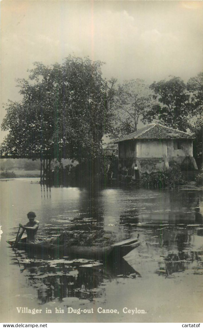 CEYLON . Villager In His Dug-out Canoe . - Sri Lanka (Ceilán)