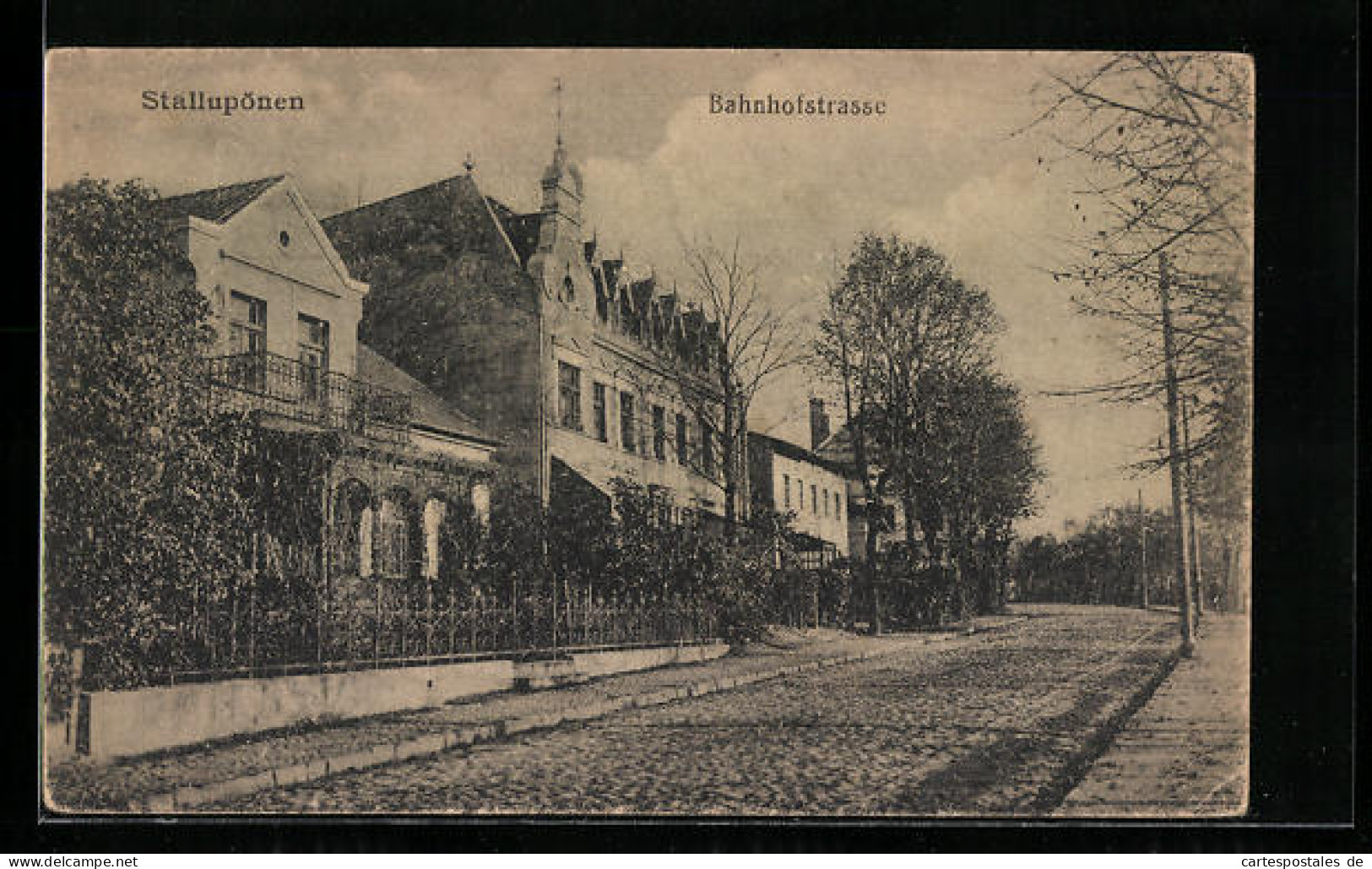 AK Stallupönen, Bahnhfostrasse Mit Bäumen  - Ostpreussen