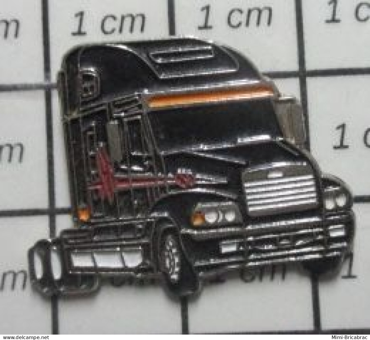 912B Pin's Pins / Beau Et Rare / TRANSPORTS / GROS CAMION NOIR STYLE AMERICAIN FREIGHTLINER C120 - Transports