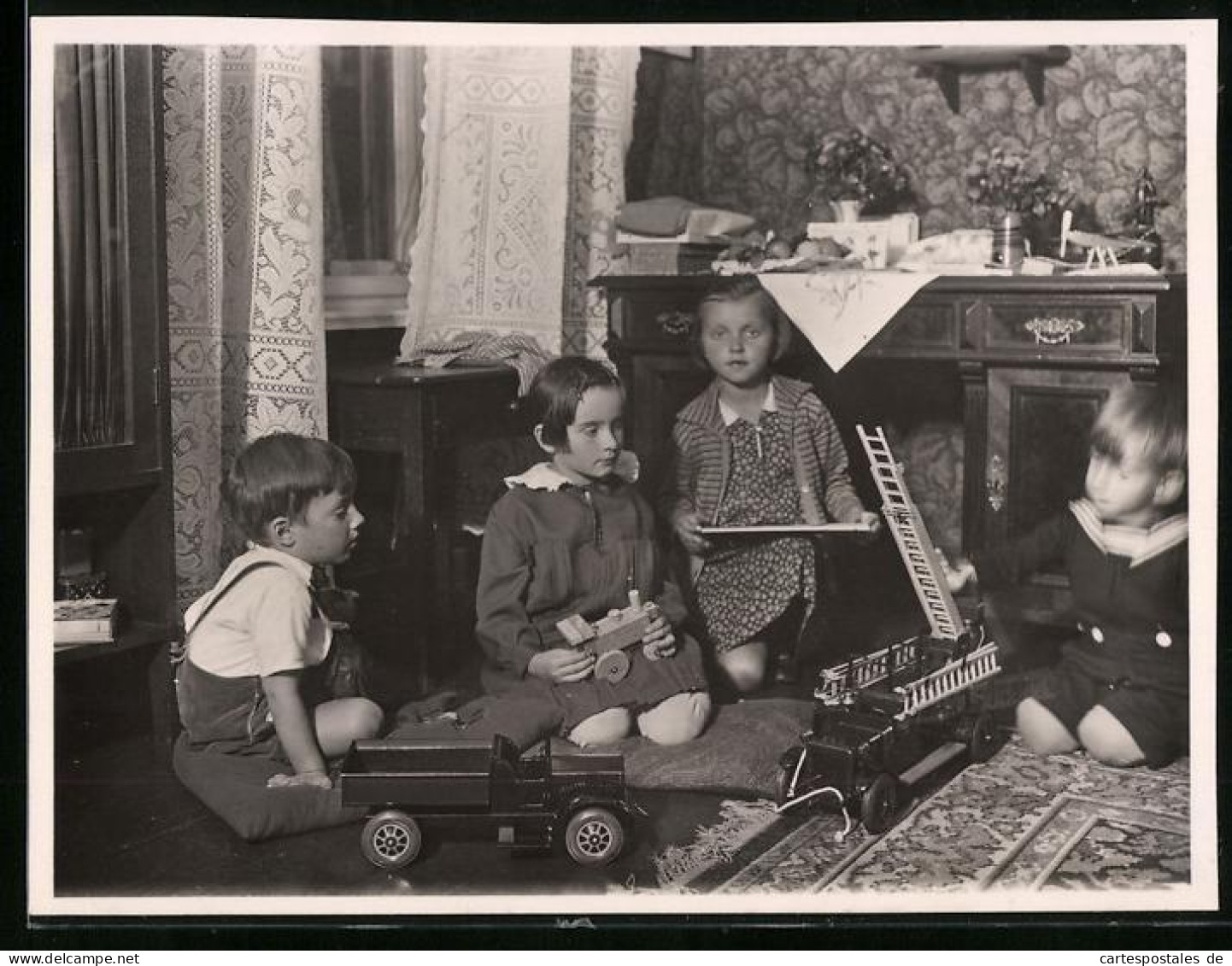 Fotografie Kinder Spielen Mit Märklin Lastwagen & Feuerwehr-Leiterwagen  - Autres & Non Classés