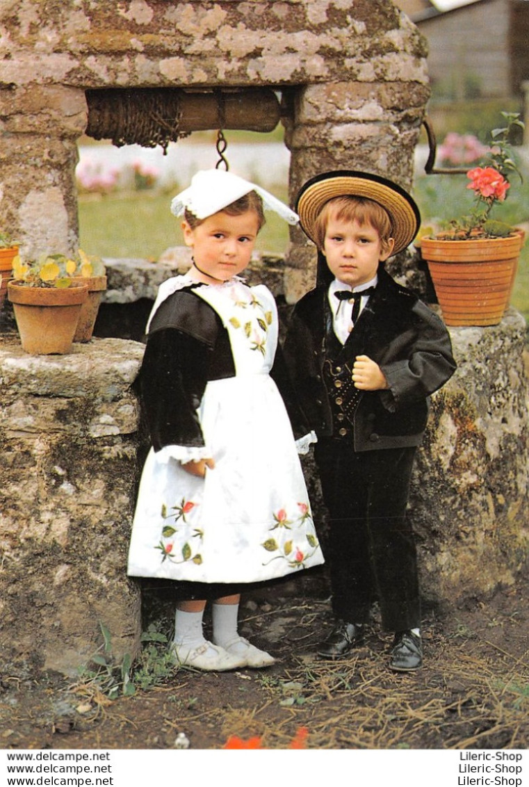 LA BRETAGNE PITTORESQUE►CPM►PETITS ENFANTS EN COSTUME DU MORBIHAN RÉGION DE VANNES►YCA - Costumes