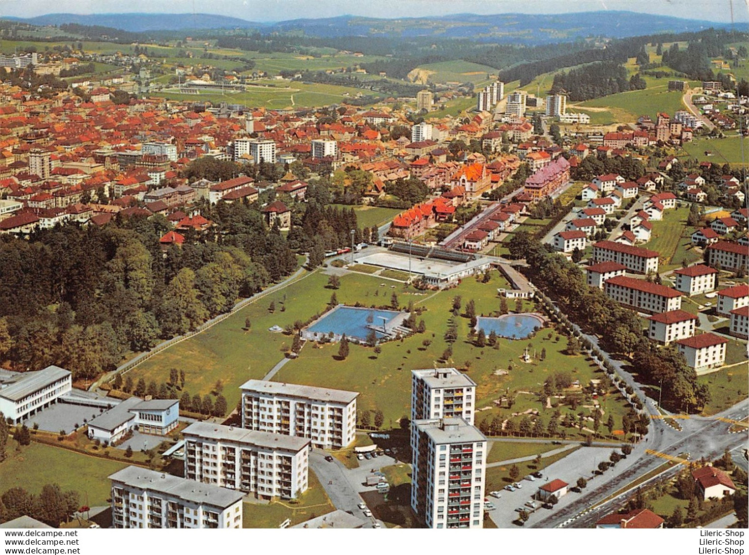 SCHWEIZ SUISSE►NE►LA CHAUX-DE-FONDS►CPSM►1969►VUE GÉNÉRALE AÉRIENNE►PISCINE▬PATINOIRE►R. JEANNERET-DANNER - Autres & Non Classés