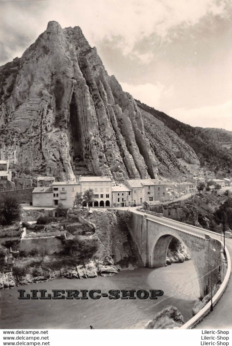 [04] SISTERON - LE PONT►LE VILLAGE►LE ROCHER DE BAUME  - Cpsm GF Dentelée ± 1960 ♥♥♥ - Sisteron