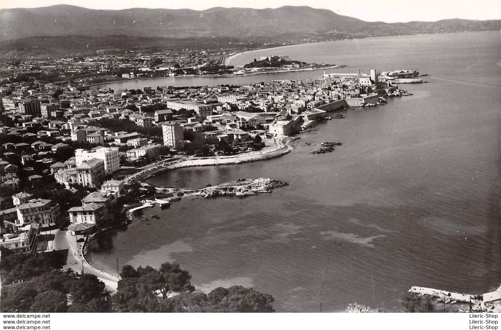 [06] CAP D'ANTIBES - VUE GÉNÉRALE AÉRIENNE -AU LOIN NICE ET LA BAIE DES ANGES►ÉDITIONS LYNA Cpsm Dentelée PF ±1960 ♥♥♥ - Cap D'Antibes - La Garoupe