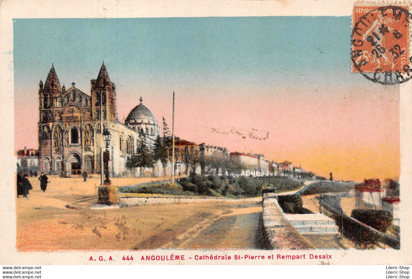 ANGOULÊME (16) CPA 1932 - Cathédrale St-pierre Et Rempart Desaix - Churches & Cathedrals