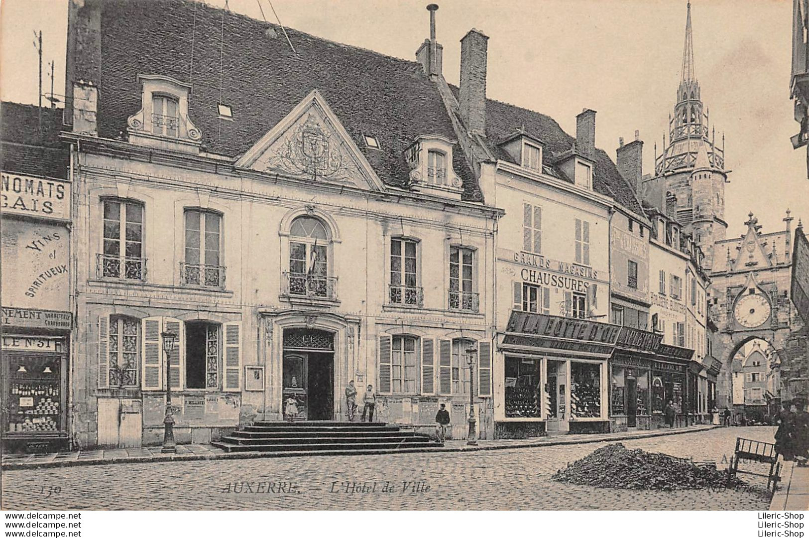AUXERRE (89) CPA ±1930 - L'Hôtel De Ville - Magasin De Chaussures "LA BOTTE D'OR" ND, Phot. - Auxerre