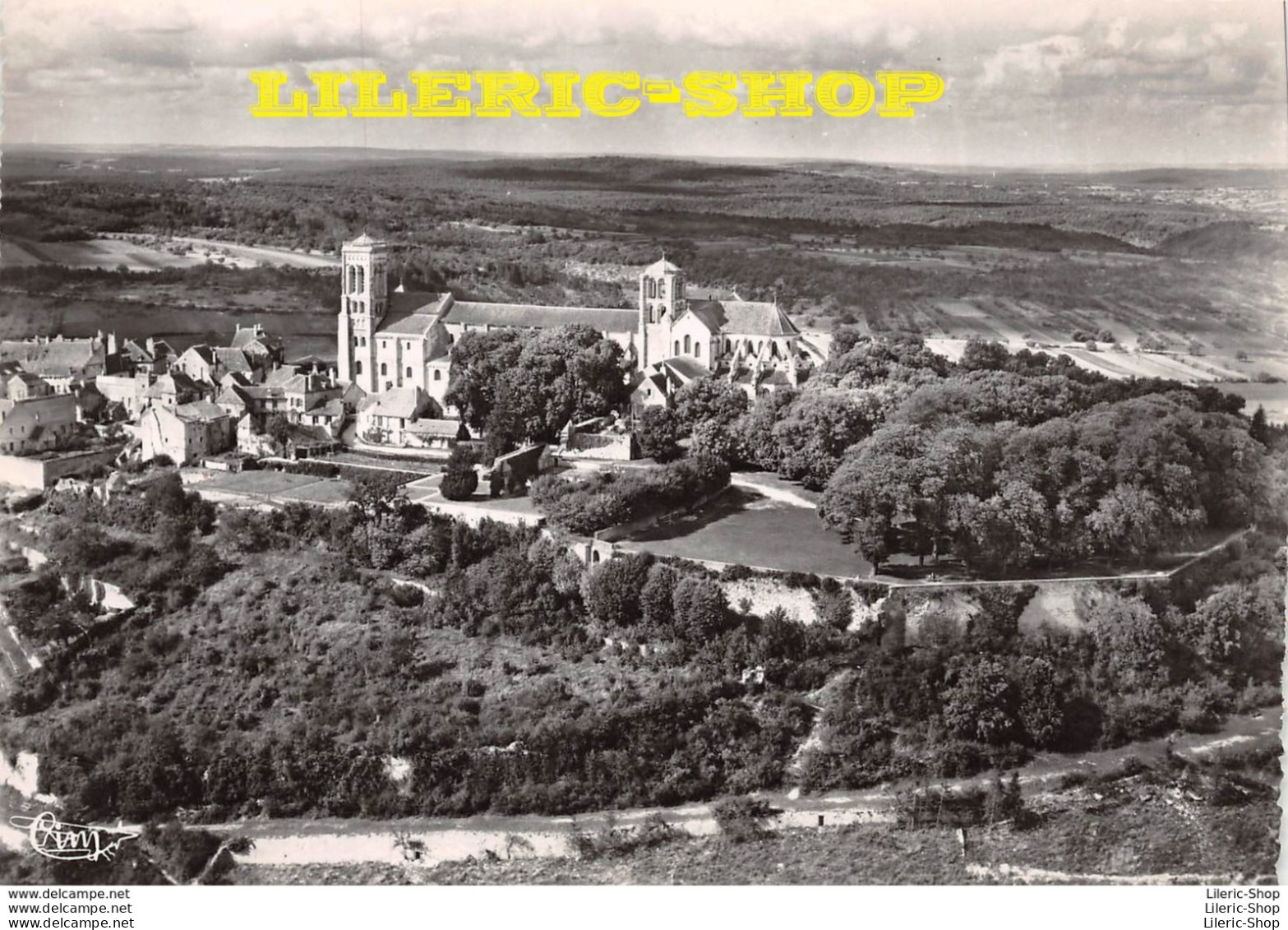 VÉZELAY  (89) ▬ Vue Aérienne De La Basilique Sainte Madeleine Et La Terrasse - Cliché RAY-DELVERT - Vezelay