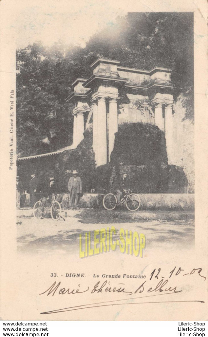 DIGNE (04) CPA PRÉCURSEUR 1902 LA GRANDE FONTAINE # BICYCLETTES CYCLISTES # PAPÉTERIE VIAL, CLICHÉ E. VIAL FILS - Digne