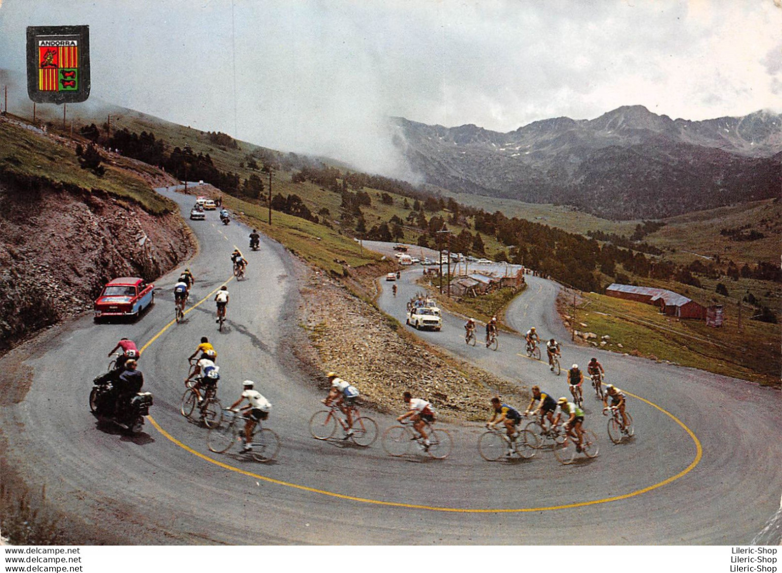 CYCLISME CYCLING CICLISMO RADFAHREN WIELERSPORT ▬ TOUR DE FRANCE EN ANDORRE Peugeot 404 Coureurs Motos 1966 - Radsport