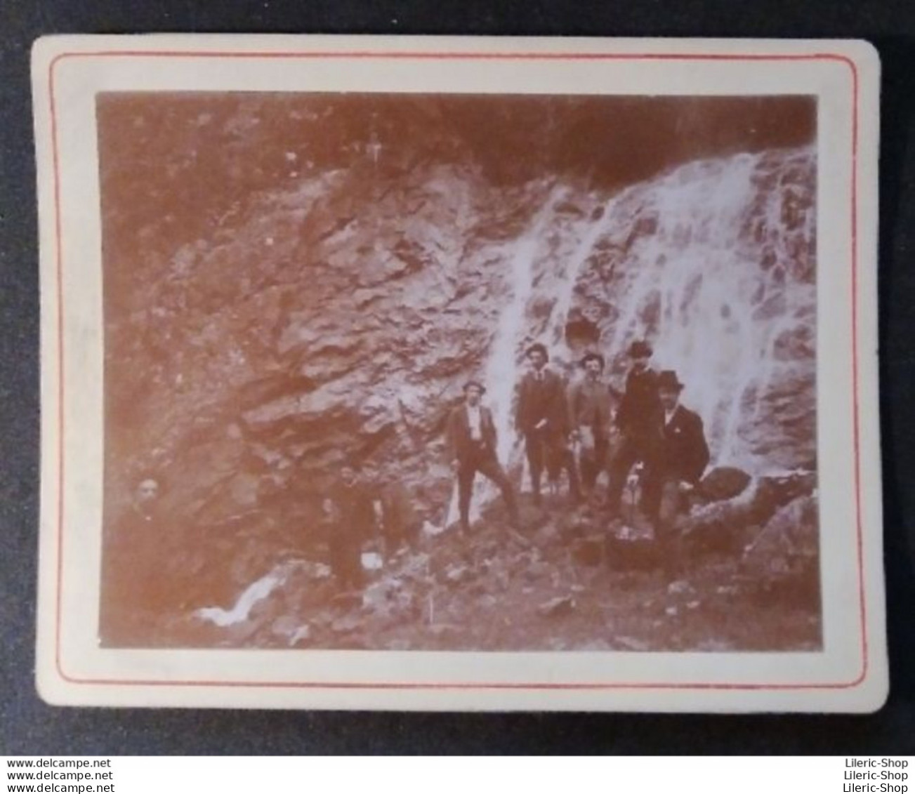 2 PHOTOS AVRIL1900 ▬►8 AMIS IDENTIFIÉS A LA CASCADE DU SAUT DU GIER AU MONT- PILAT A LA VALLA EN GIER  125X95 Mm - Mont Pilat