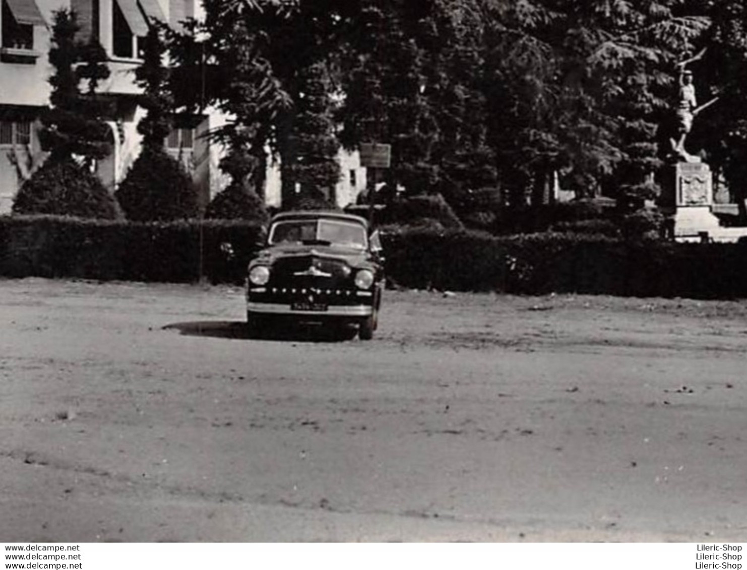 SAINT-DIDIER-EN-VELAY (43) CPSM 1951 PLACE FOCH  SQUARE  AUTOMOBILE FORD VEDETTE  ÉD.RENÉ GIMBERT - Saint Didier En Velay