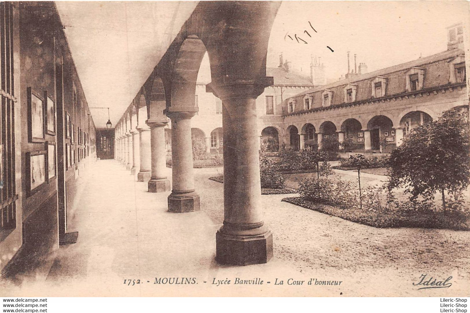 MOULINS (03) CPA ±1930 - Lycée Banville - La Cour D'Honneur - Coll. IDÉAL BÉGUIN - Saint-Gérand - Moulins