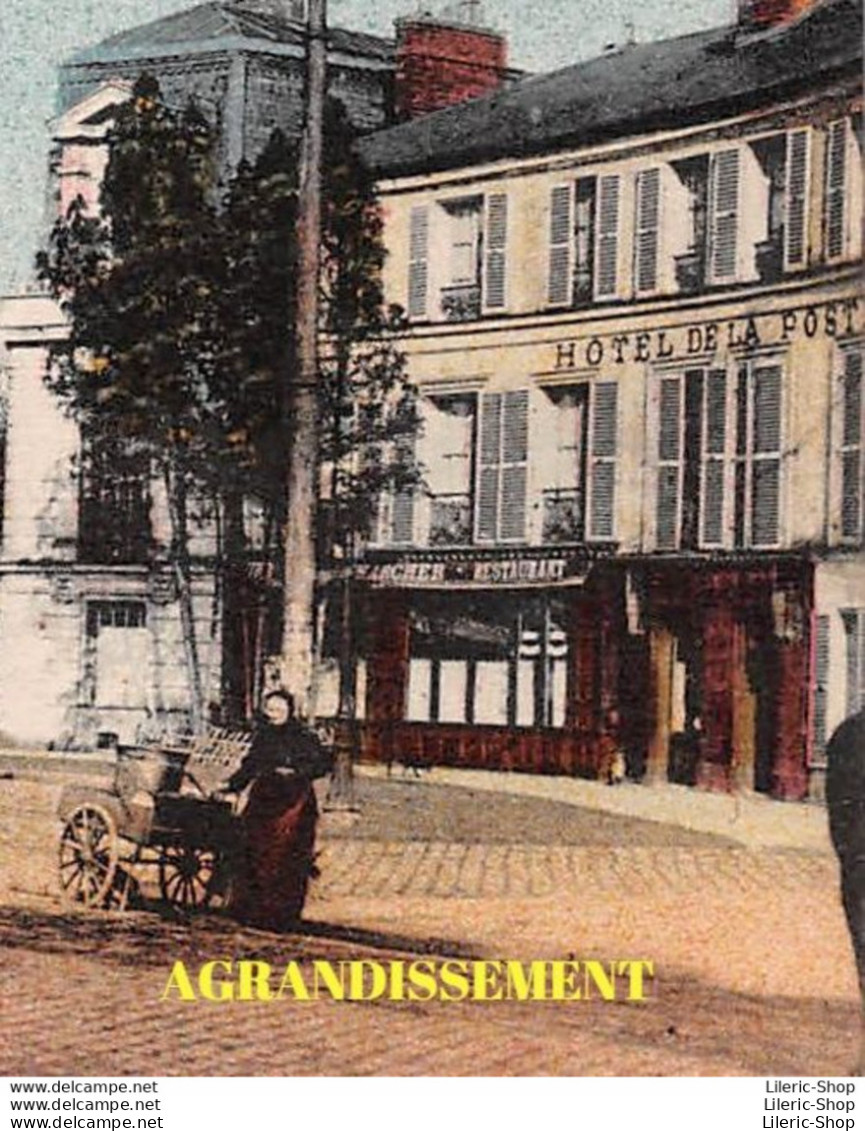 38. - SAINT-DENIS (93) - Cpa ± 1920 - Place De La Caserne - Tramway - Hôtel De La Poste - Marchande - Saint Denis