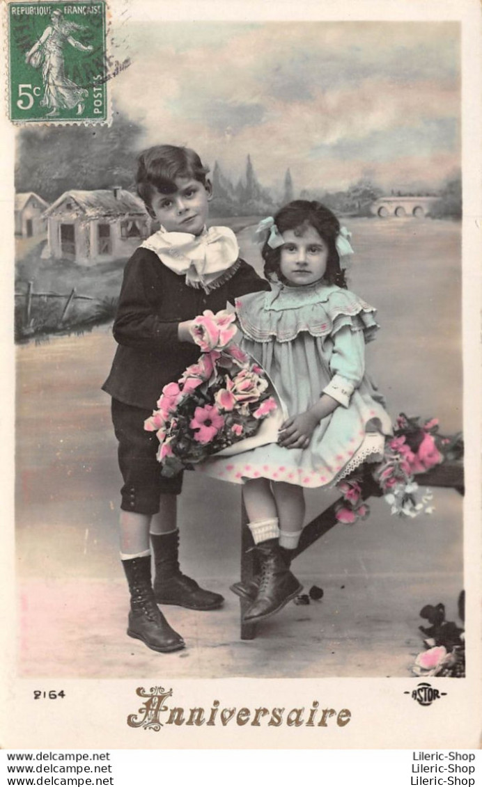 Cpa Fantaisie Anniversaire 1913 Couple D'enfants Fleurs - Édit. ASTOR - Anniversaire