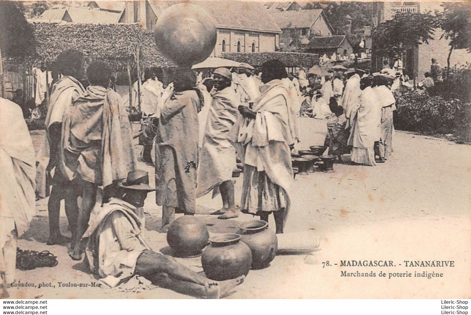 CPA ±1910 MADAGASCAR . TANANARIVE . MARCHANDS DE POTERIE INDIGÈNE - COUADOU PHOT. TOULON N°78 - Madagaskar