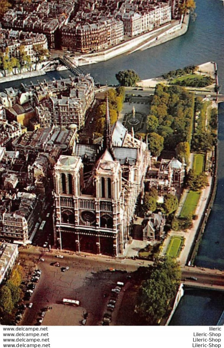 VUE AÉRIENNE PARIS CPSM NOTRE-DAME, LE PARVIS ET LE SQUARE DE L’ARCHEVÊCHÉ DANS L’ÎLE DE LA CITE - Andere Monumenten, Gebouwen