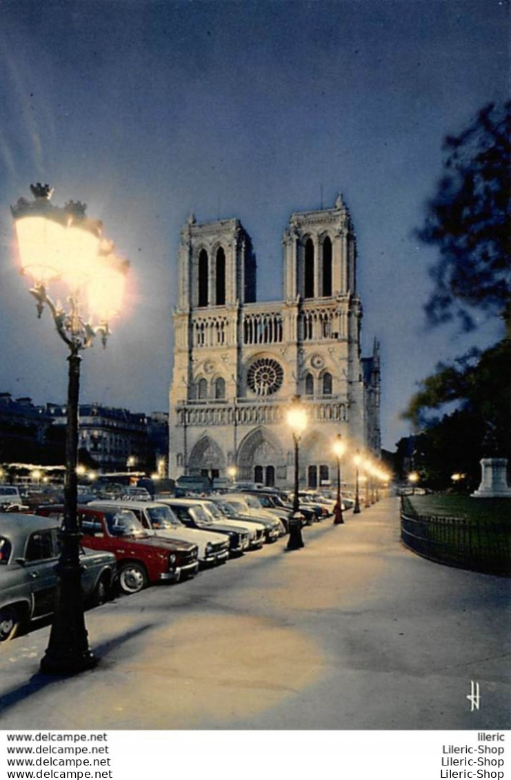 LA CATHÉDRALE NOTRE-DAME LA NUIT- PARKING ÉCLAIRÉ PAR DES RÉVERBÈRES AUTOMOBILES DAUPHINE RENAULT R8 - Notre Dame De Paris
