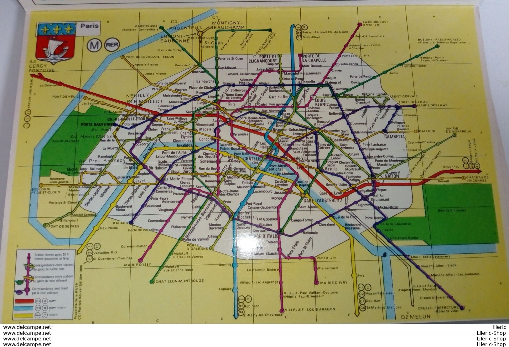 CARNET-DÉPLIANT DE CARTES POSTALES COMPLET "SOUVENIR DE PARIS" AVEC UN PLAN ET  LISTE DES STATIONS DE MÉTRO