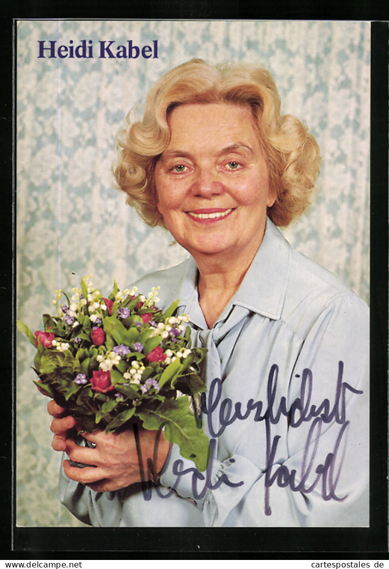 AK Schauspielerin Heidi Kabel Mit Blumenstrauss, Original Autograph  - Acteurs