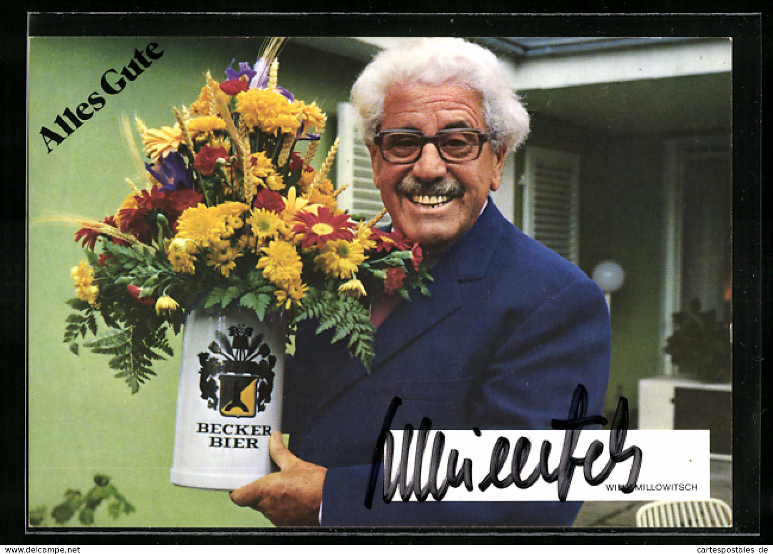 AK Schauspieler Willy Millowitsch Mit Blumen Im Krug, Mit Original Autograph  - Acteurs