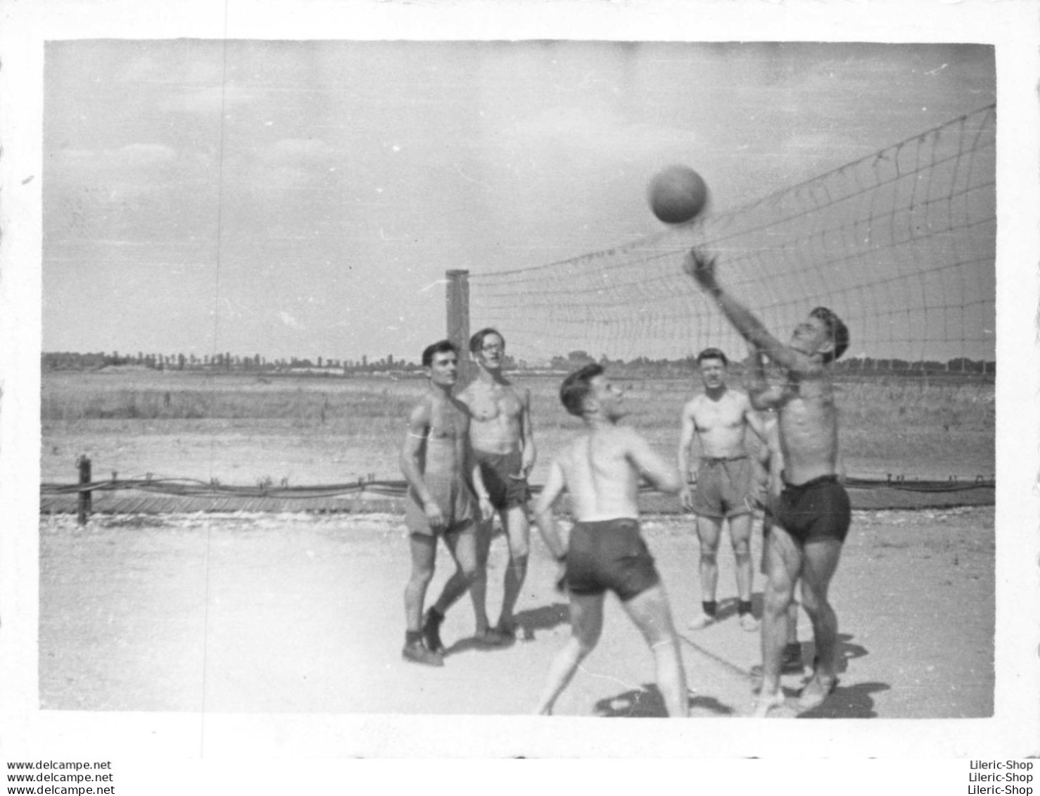 Snapshot Jeunes Hommes En Short Torse Nu Gay Sexy - Équipe De Volley-ball à La Station - Dijon (21) Août 1952 - 98X74 - Identifizierten Personen