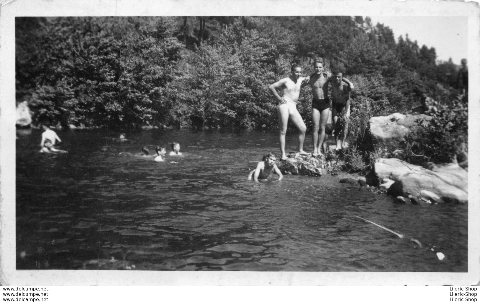 Snapshot Jeunes Hommes En Maillot De Bain Torse Nu Gay Sexy - Baignade Dans La Loire à Arlempdes (43) ± 1952 - 110X68 - Personnes Identifiées