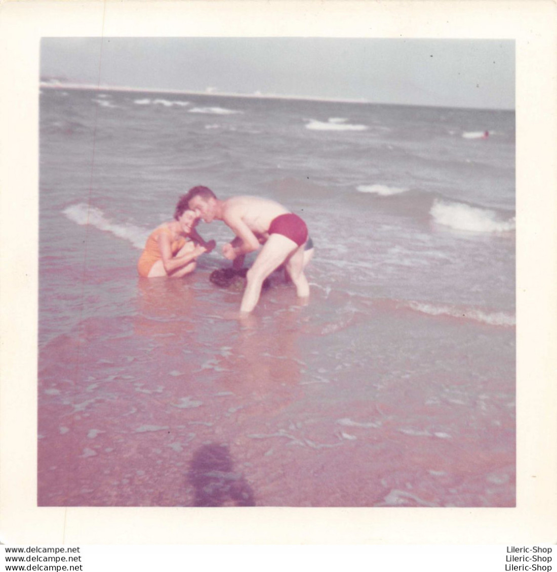 PHOTO ANCIENNE Couple Homme Torse Nu Et Femme En Maillot De Bain Swimsuit Mer Plage - 90X90 - Personnes Anonymes