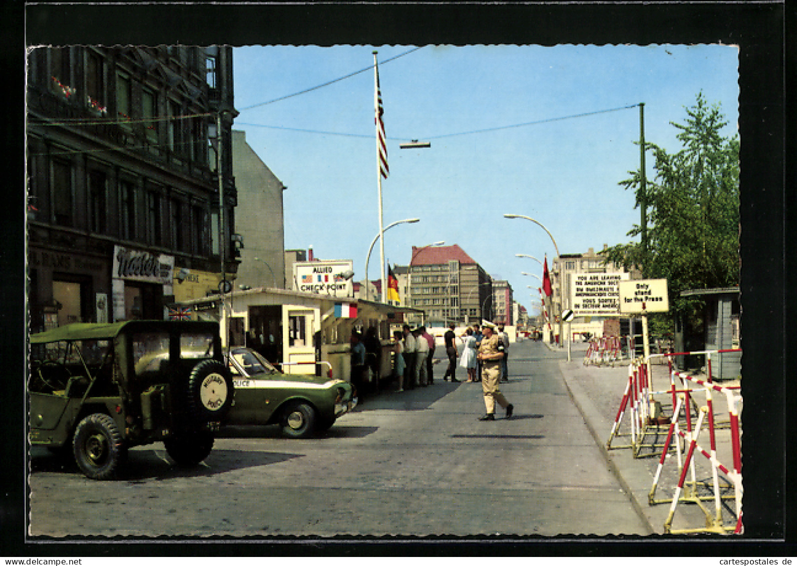 AK Berlin, Checkpoint Charlie Mit Grenzer, Passierstelle Friedrichstrasse An Der Sektorengrenze  - Customs