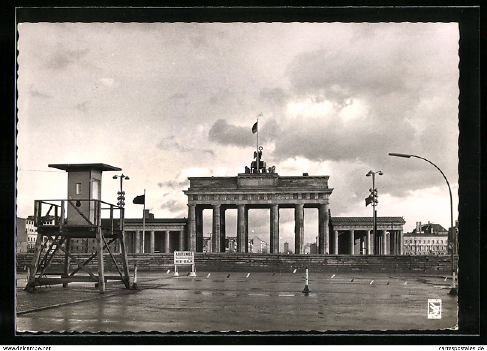 AK Berlin, Grenze Und Wachtposten An Dem Brandenburger Tor  - Zoll