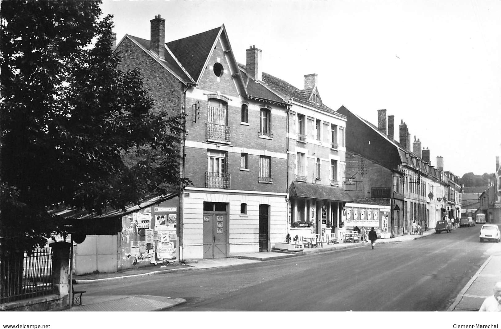 VOUZIERS - Rue Gambetta - Relais Des Ardennes  Très Bon état - Vouziers