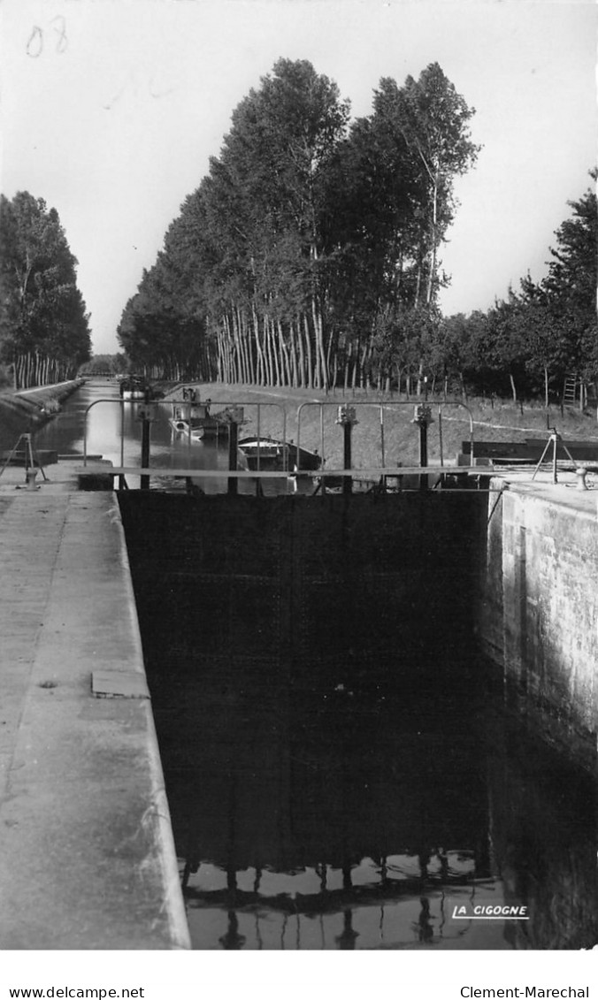 VOUZIERS - Le Canal Des Ardennes Et L'Ecluse - Très Bon état - Vouziers